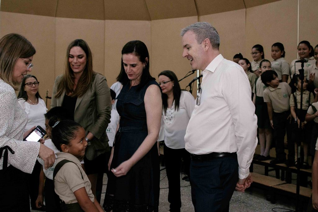 embajador de España a fundación Mhotivo
