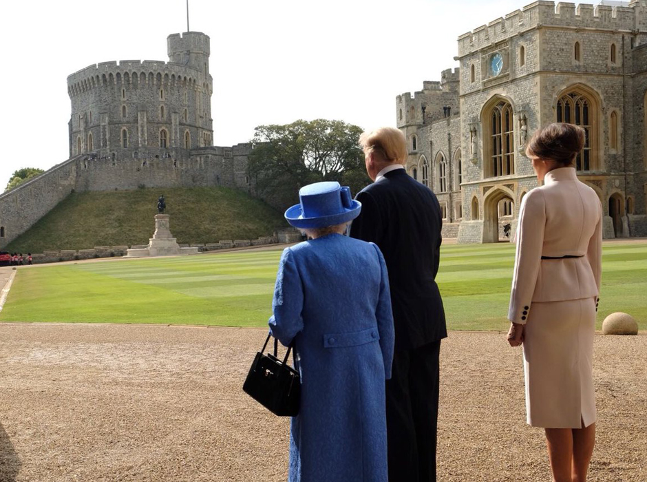 Melania y Donald Trump con la reina Isabel II