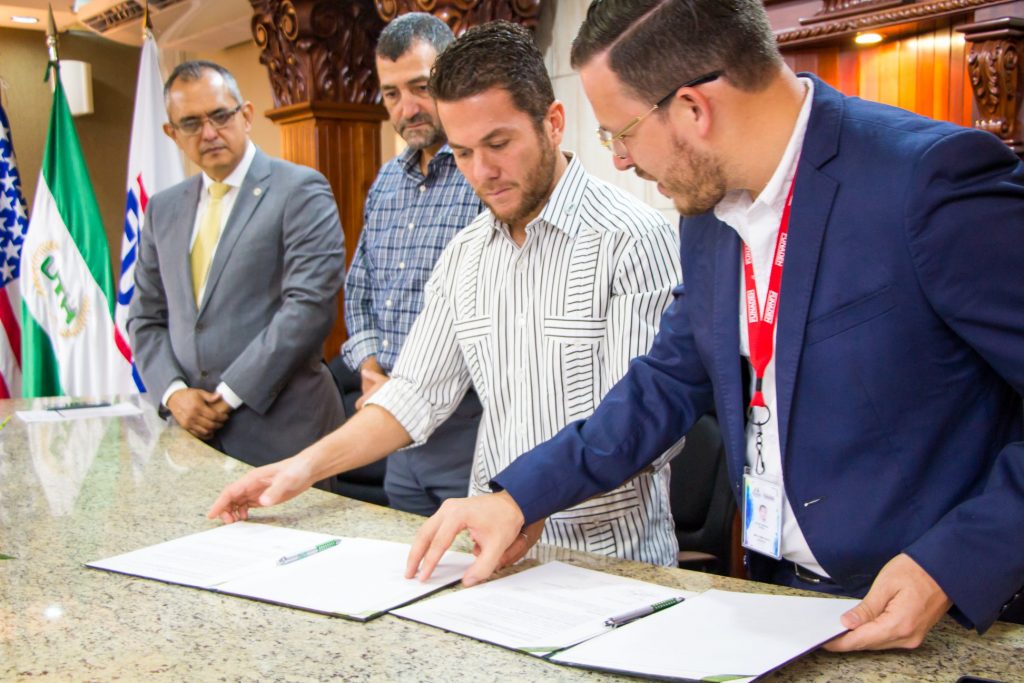 Convenio Uth y Funadeh
