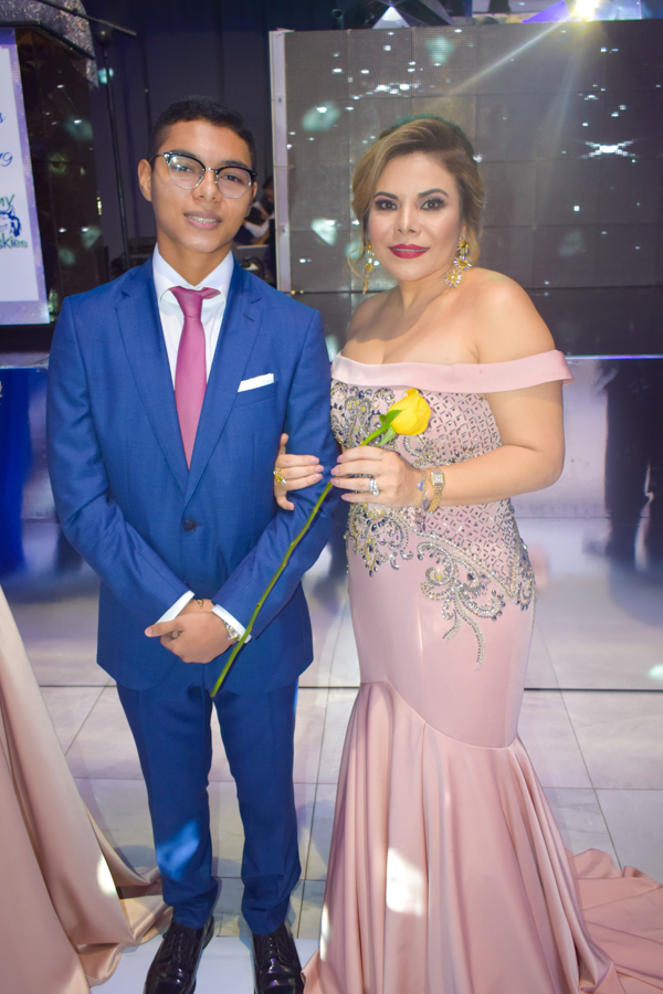 Padres y graduados escuela Santa María del Valle