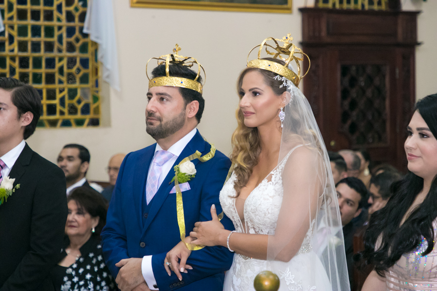 La misa ortodoxa nupcial de Linda Lozano y René Bendaña