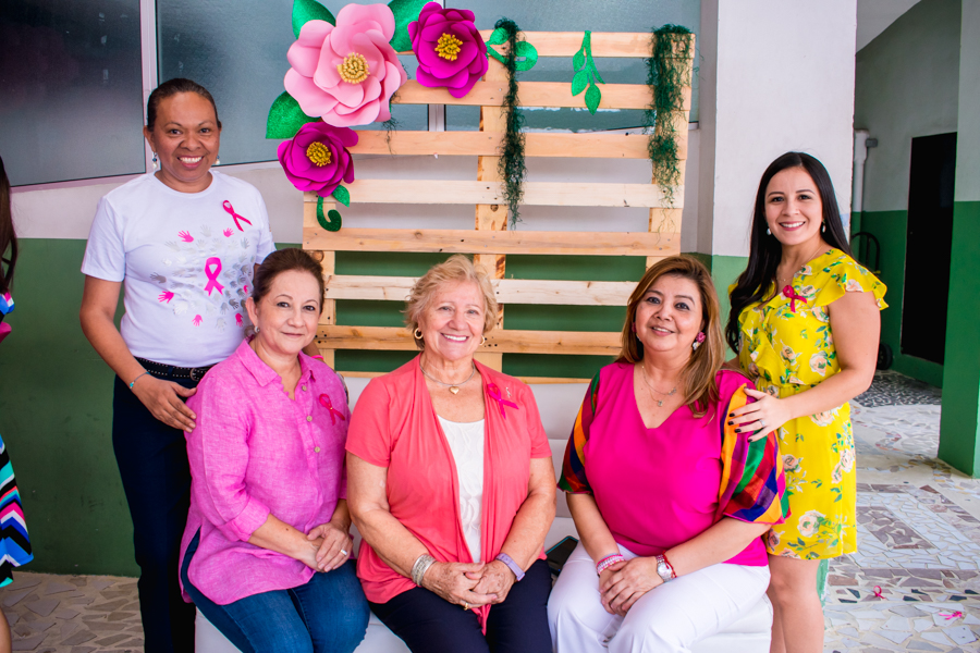 La Liga contra el Cáncer enciende el listón rosa