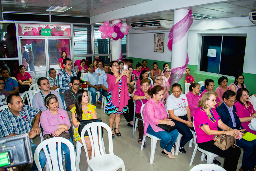 La Liga contra el Cáncer enciende el listón rosa