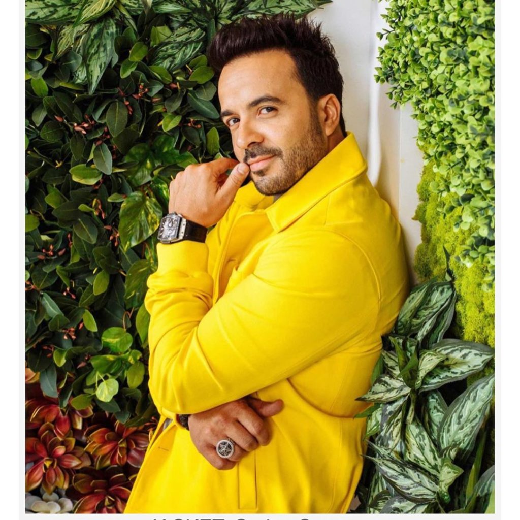 Luis Fonsi viste Carlos Campos