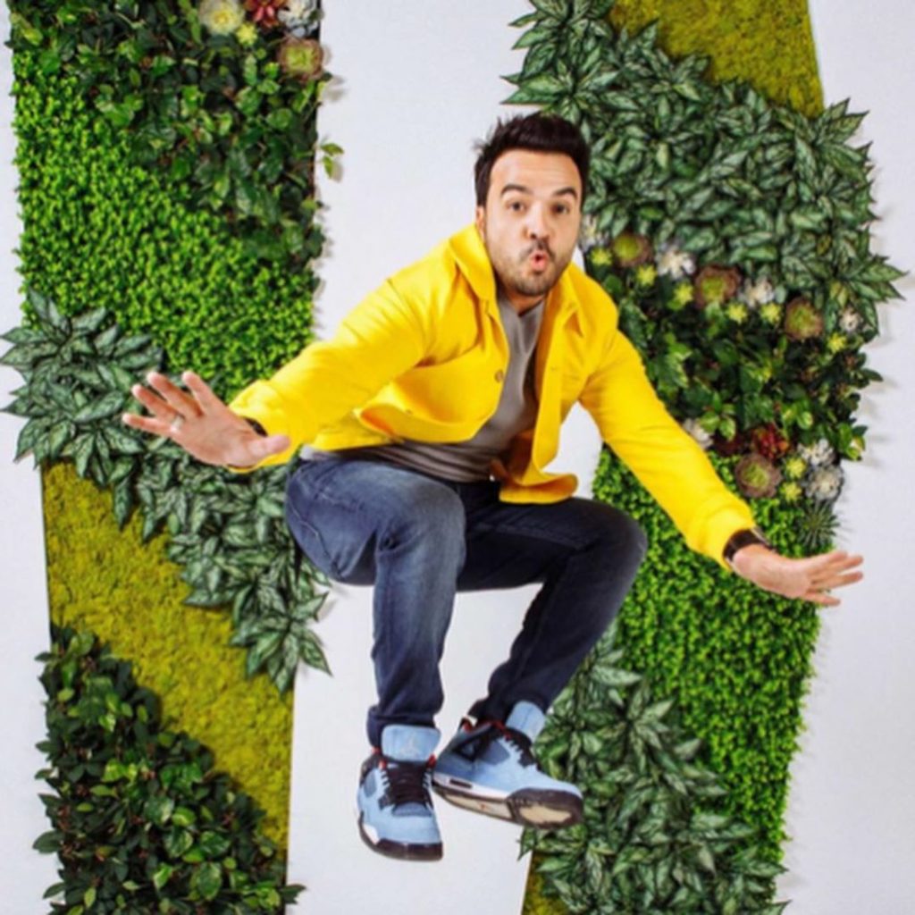 Luis Fonsi viste Carlos Campos