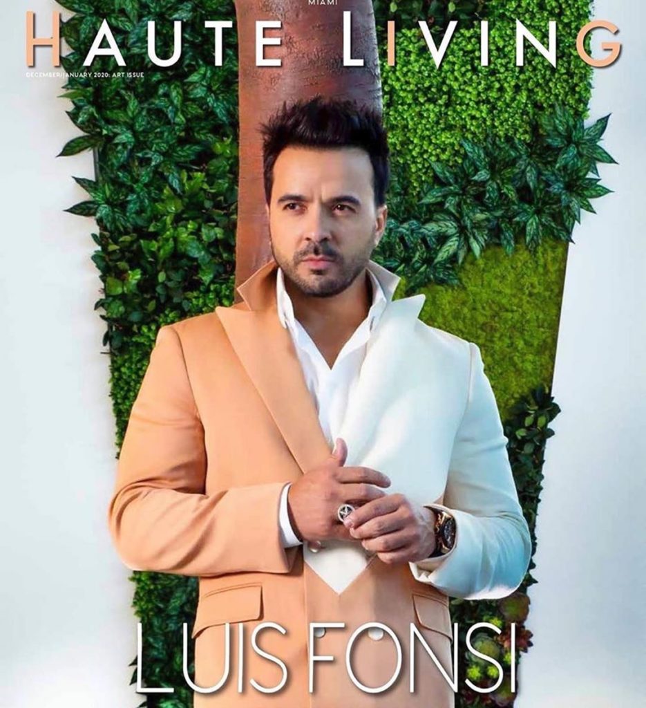 Luis Fonsi viste Carlos Campos