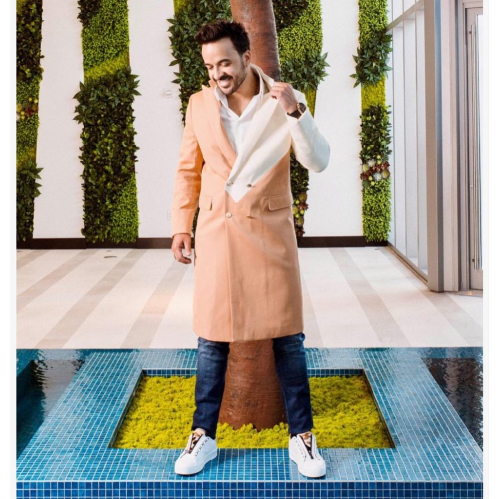 Luis Fonsi viste Carlos Campos