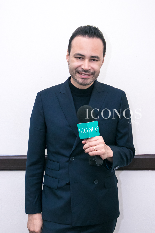 Carlos Campos con staff de Iconos Mag