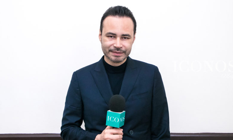 Carlos Campos charla staff de Iconos Mag