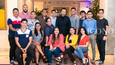 Carlos Campos y staff de Iconos Mag