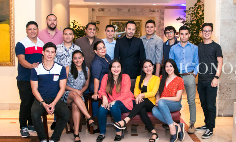 Carlos Campos y staff de Iconos Mag