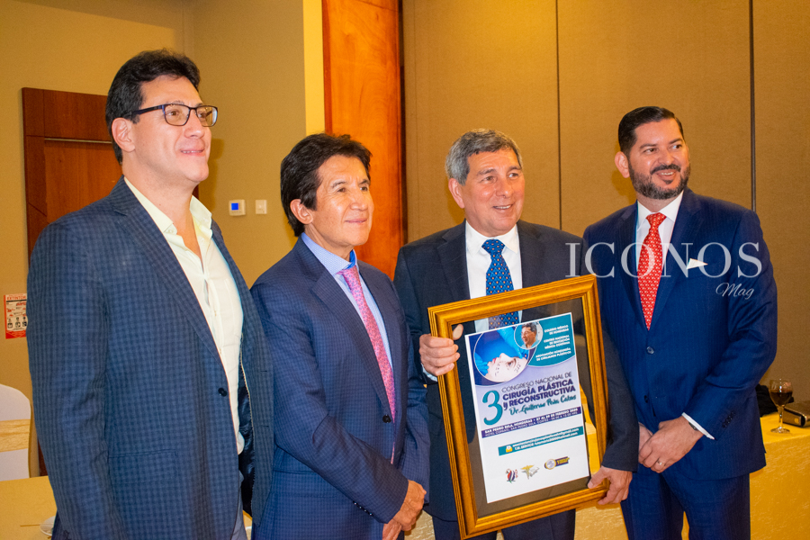 Homenaje al cirujano plástico Guillermo Peña Cabus