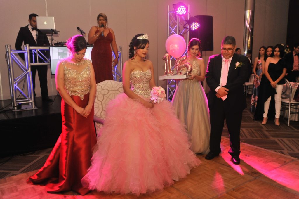 Los quince años de Mynely Abril Medina Andino