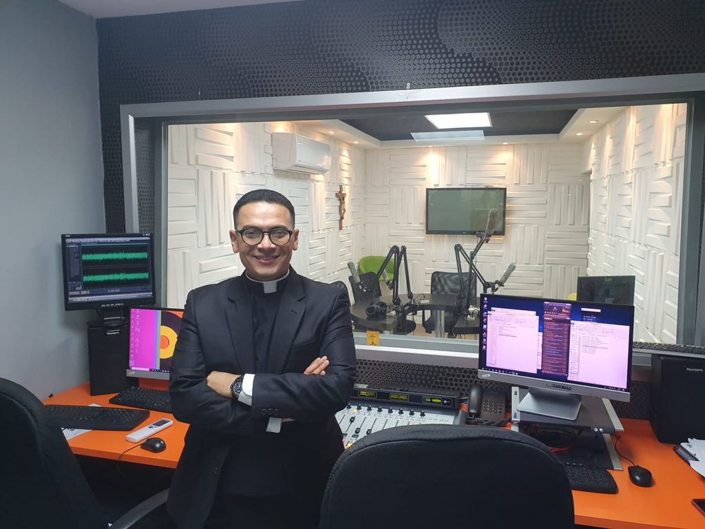 el padre Henry Asterio