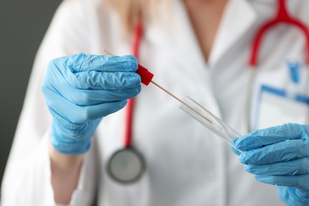 Prueba hisopado laboratorios Diagnos