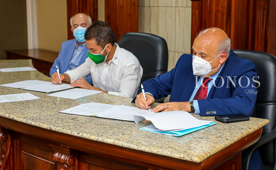 Firma convenio UTH Asuniver Italia-17
