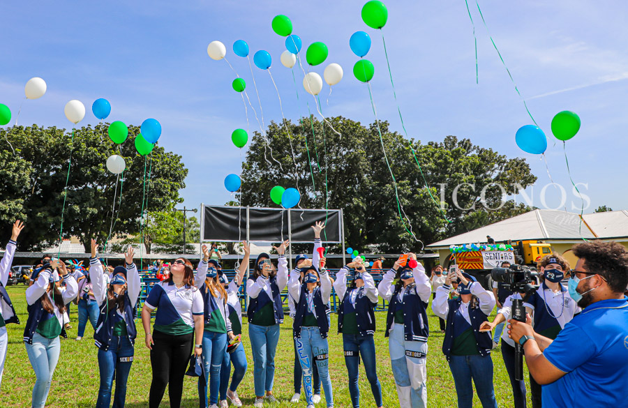 The entrance Seniors AA 2022 by Academia Americana