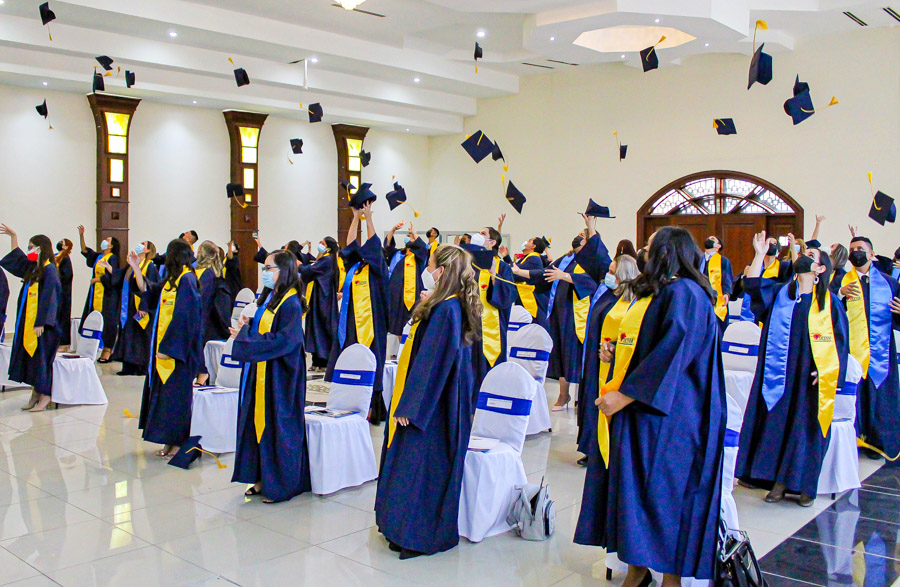 graduación UCENM 2021 campus San Pedro Sula
