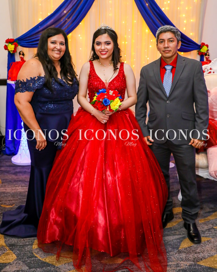 La linda quinceañera ha lucido linda en un vestido estilo princesa en color rojo cereza, combinado con una delicada tiara. 