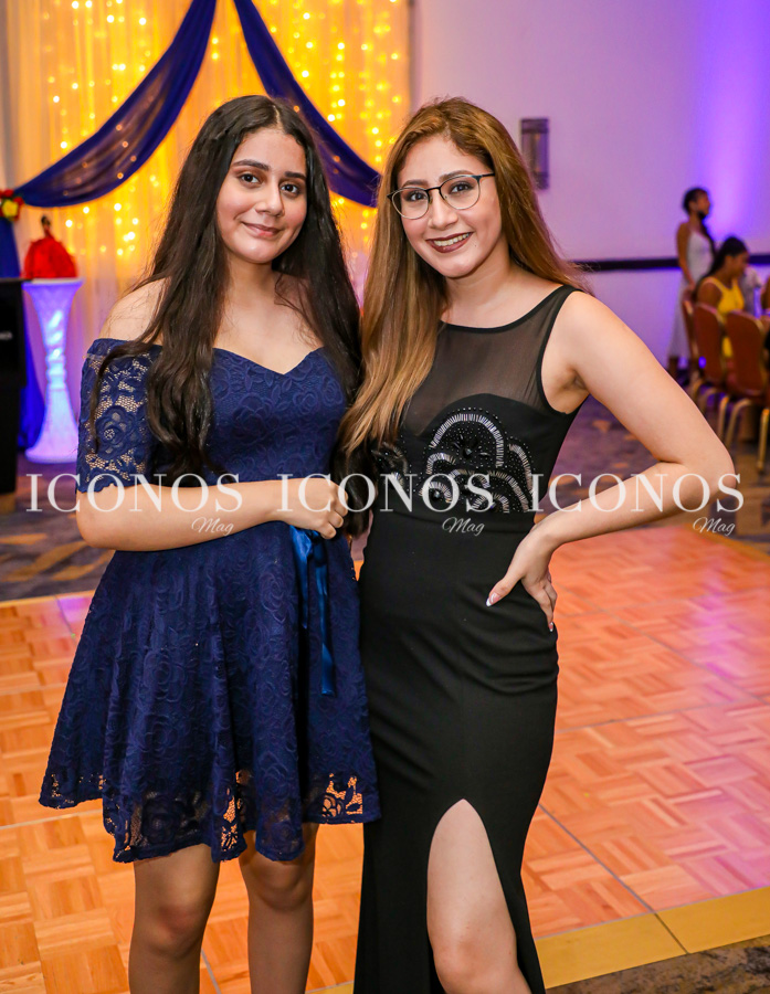 La linda quinceañera ha lucido linda en un vestido estilo princesa en color rojo cereza, combinado con una delicada tiara.