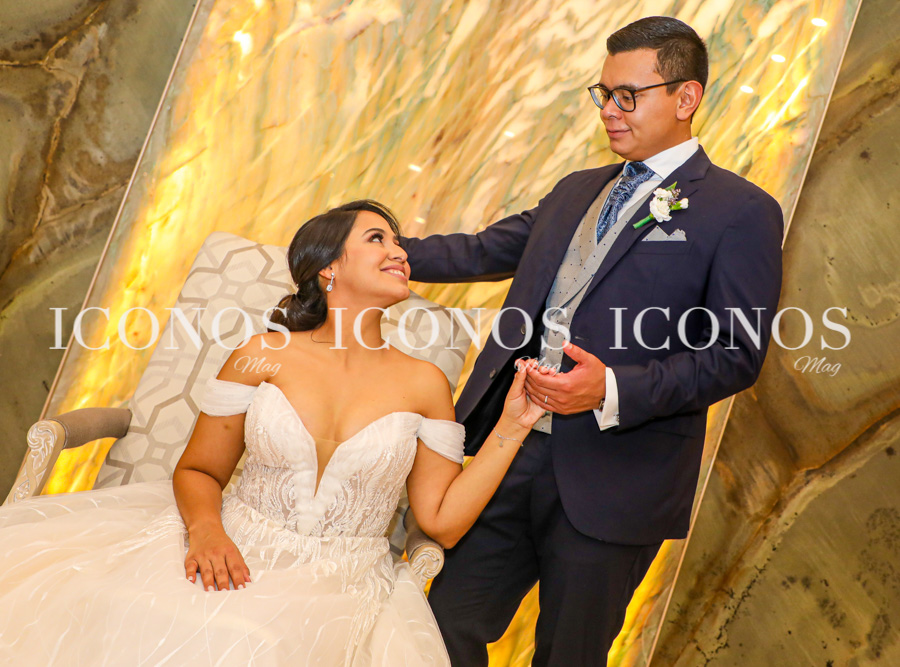 ha sido perfecta para que los novios tuvieran su posado oficial en los jardines del hotel.