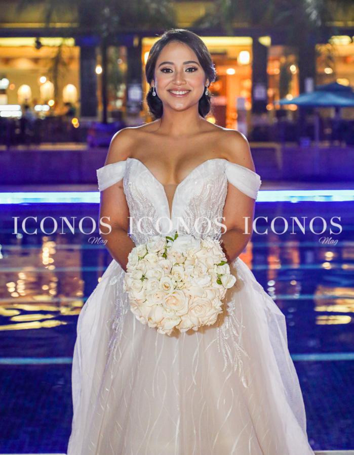 ha sido perfecta para que los novios tuvieran su posado oficial en los jardines del hotel.