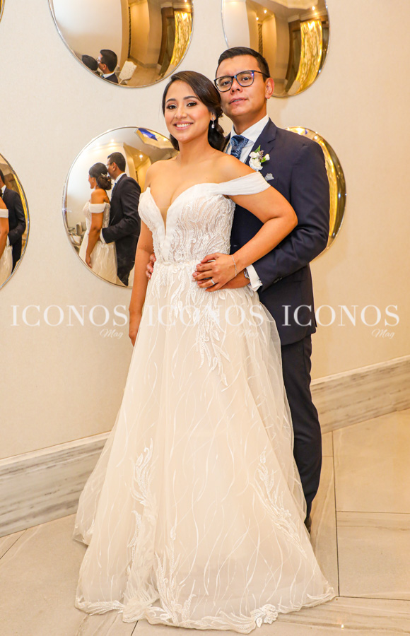 ha sido perfecta para que los novios tuvieran su posado oficial en los jardines del hotel.