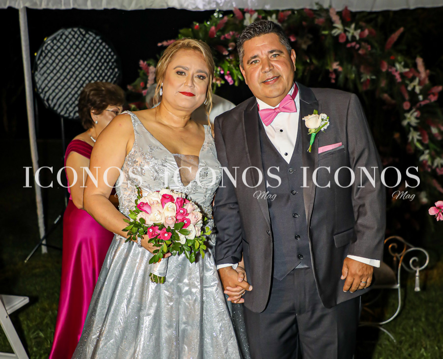 Los protagonistas del enlace han sido el centro de las miradas en el recorrido del cortejo.