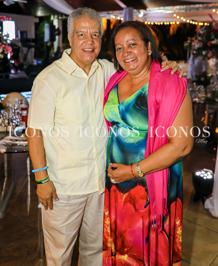 Los protagonistas del enlace han sido el centro de las miradas en el recorrido del cortejo.