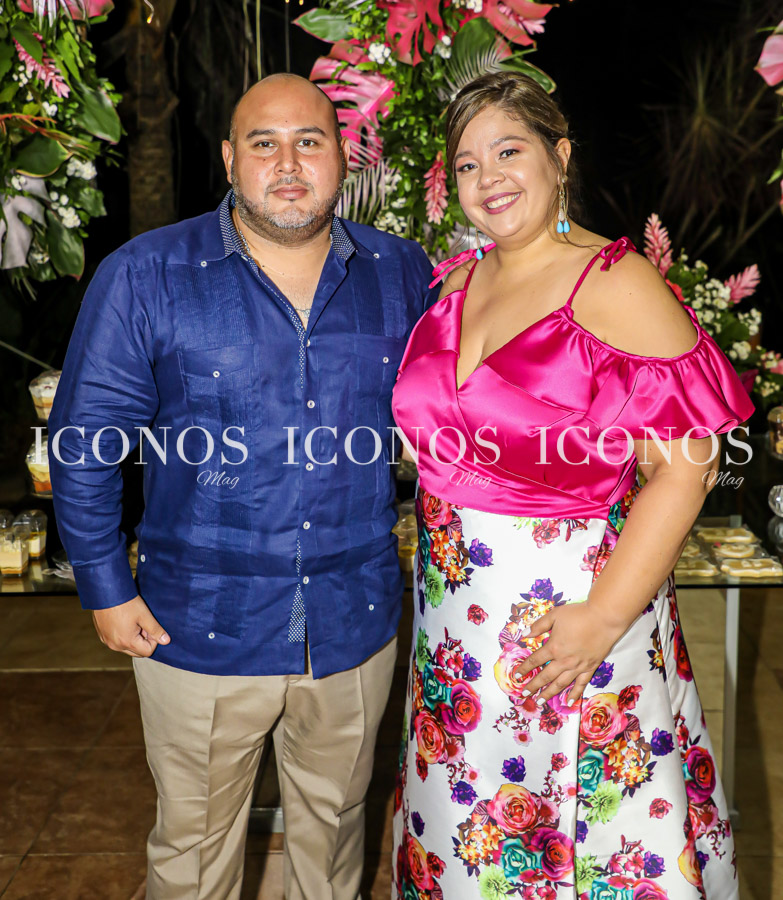 Los protagonistas del enlace han sido el centro de las miradas en el recorrido del cortejo.