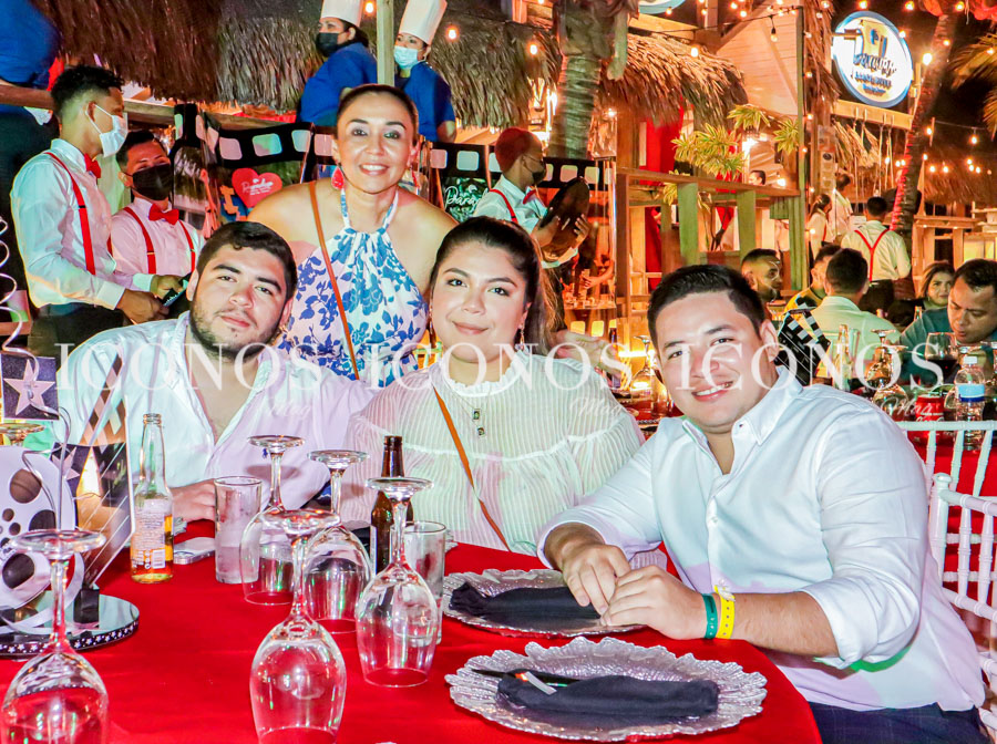 Happy New Year party 2022 by Paradise Beach Resort Roatán 