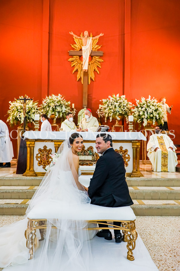 Ceremonia catolica boda Angie Andonie y Constantino Pineda