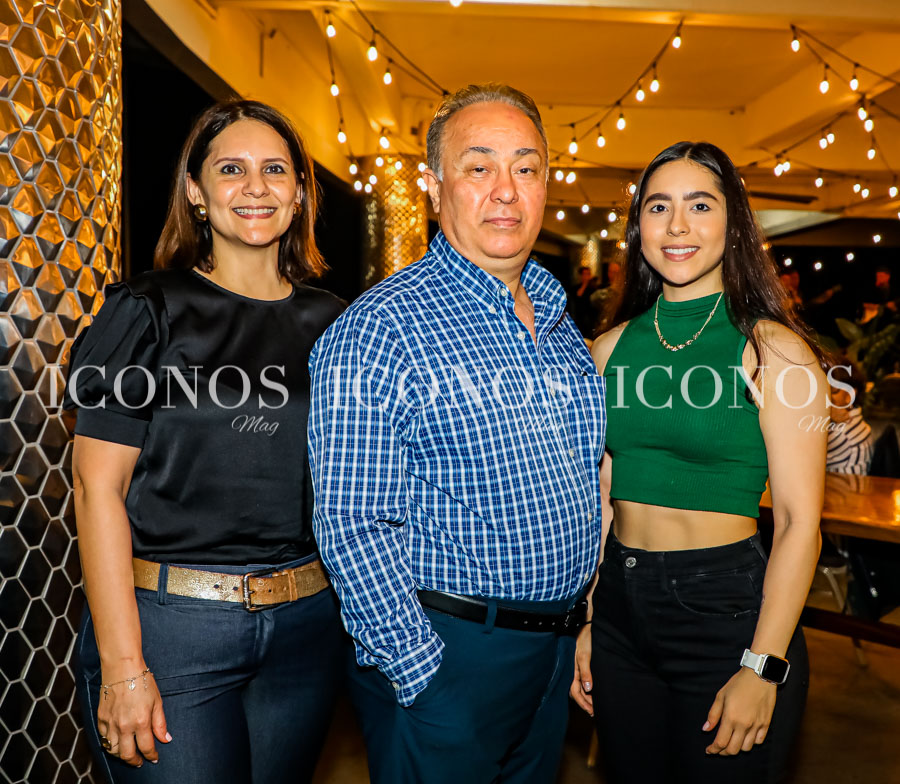 Concierto Noche Clandestina by grupo Los Clasicos en C Bari hotel Copantl