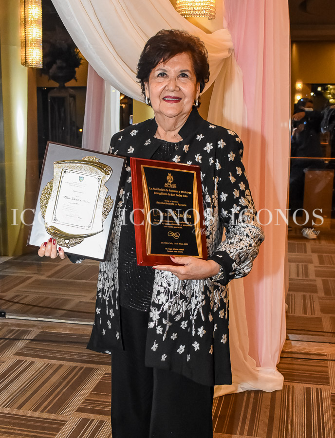 Homenaje pastora Liliana Espinoza de Bendaña