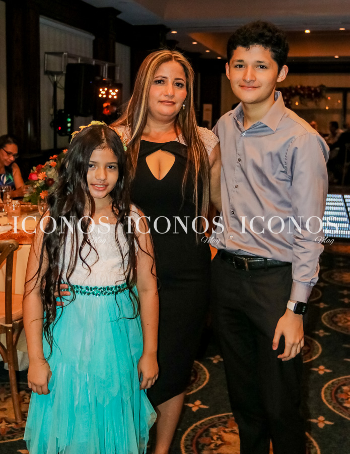 Quine años Renata y Ana Lucía Ávila Pezzaross