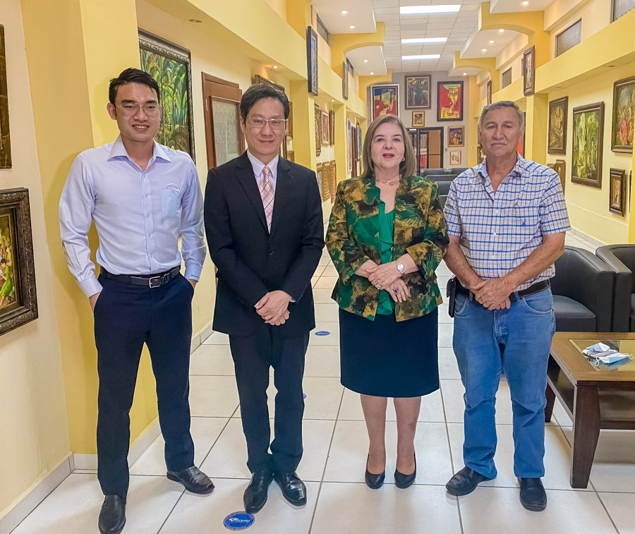 Visita cónsul general de Taiwán a UCENM