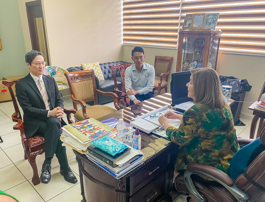 Visita cónsul general de Taiwán a UCENM