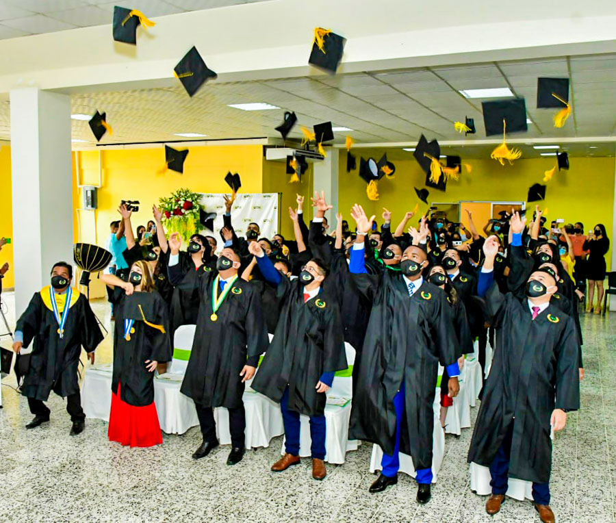 Graduacion 2022 UTH campus Puerto Cortes
