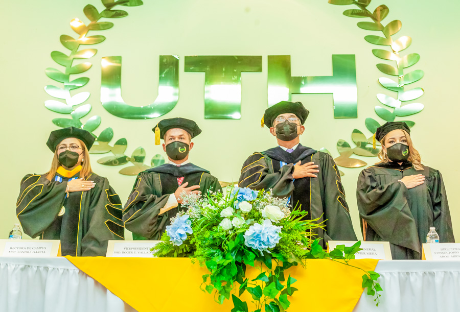 La 23 graduación UTH campus El Progreso