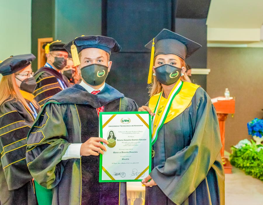 La 23 graduación UTH campus El Progreso