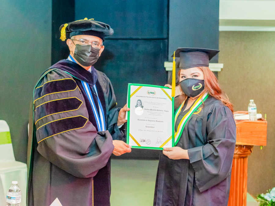 La 23 graduación UTH campus El Progreso