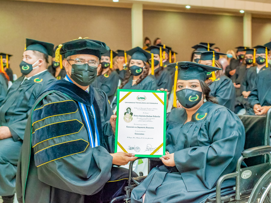 La 23 graduación UTH campus El Progreso