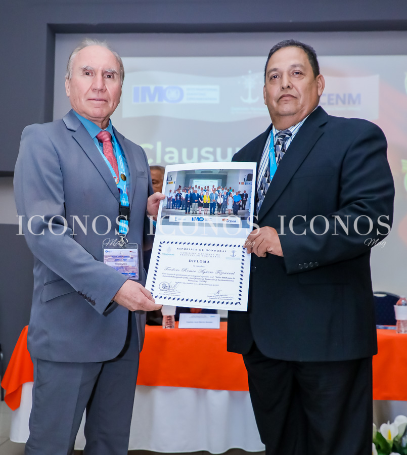 Reconocimiento a rectora María Antonia Fernández UCENM Honduras