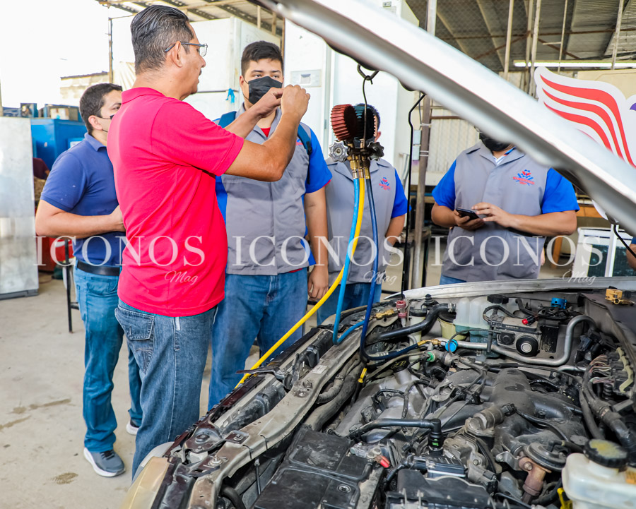 El día más frío al volante by Washington Academy y Fríopartes Honduras