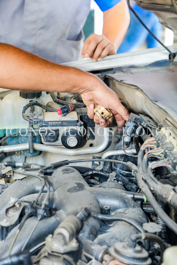 El día más frío al volante by Washington Academy y Fríopartes Honduras