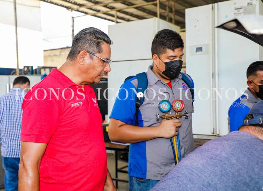 El día más frío al volante by Washington Academy y Fríopartes Honduras