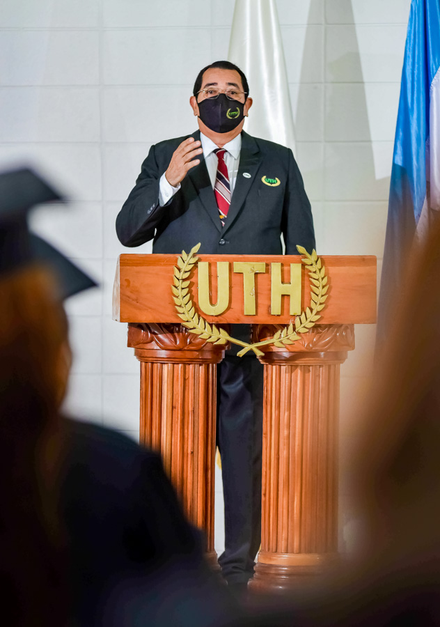 UTH campus La Ceiba celebra la 29 promoción de graduados