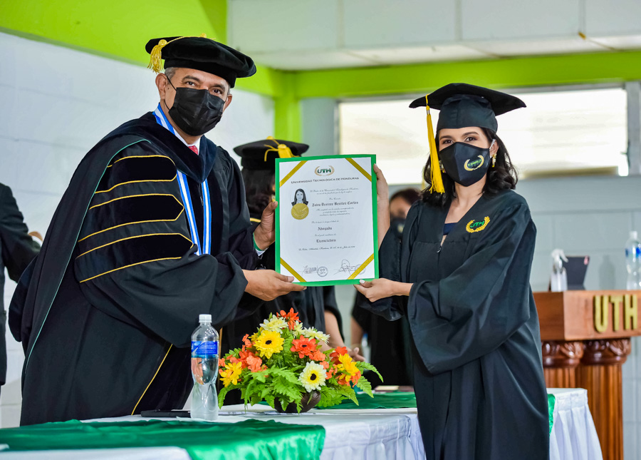 Graduacion 2022 UTH campus La Ceiba