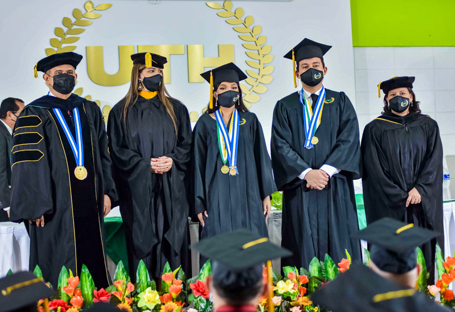 UTH campus La Ceiba celebra la 29 promoción de graduados