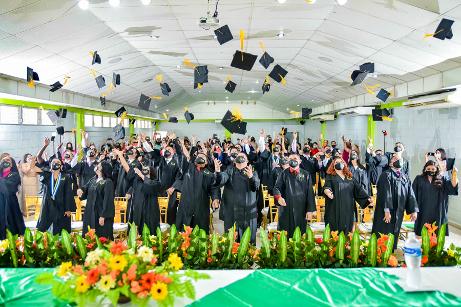 Graduacion 2022 UTH campus La Ceiba